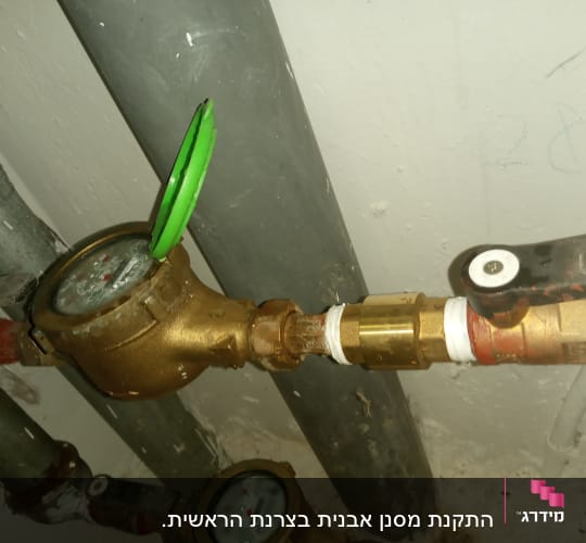 מד מים עם צינורות ומחברים